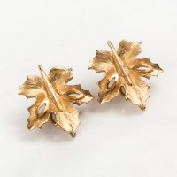 Klipsy w kształcie liści klonu. Metal złocony, cyzelowany. Sygnowane. USA.